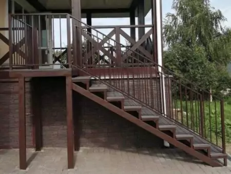 Лестница к дому
